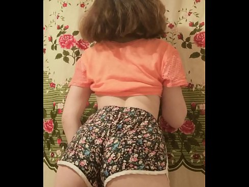 ❤️ 性感的年轻宝贝在镜头前脱下她的短裤 Super sex