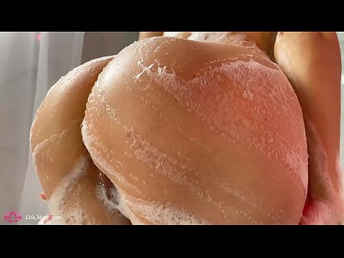 ❤️ 布鲁内特在淋浴时用振动器自慰阴部达到强烈的高潮 Super sex