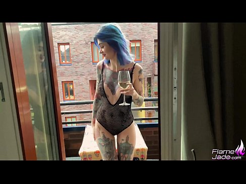 ❤️ 巨大的女孩大口吸吮,在空旷的天空下热情地做爱 Super sex