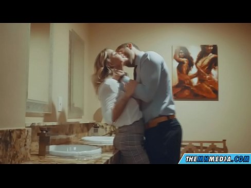 ❤️ 当一个胸大无脑的金发女郎在公共厕所里勾引你时 Super sex